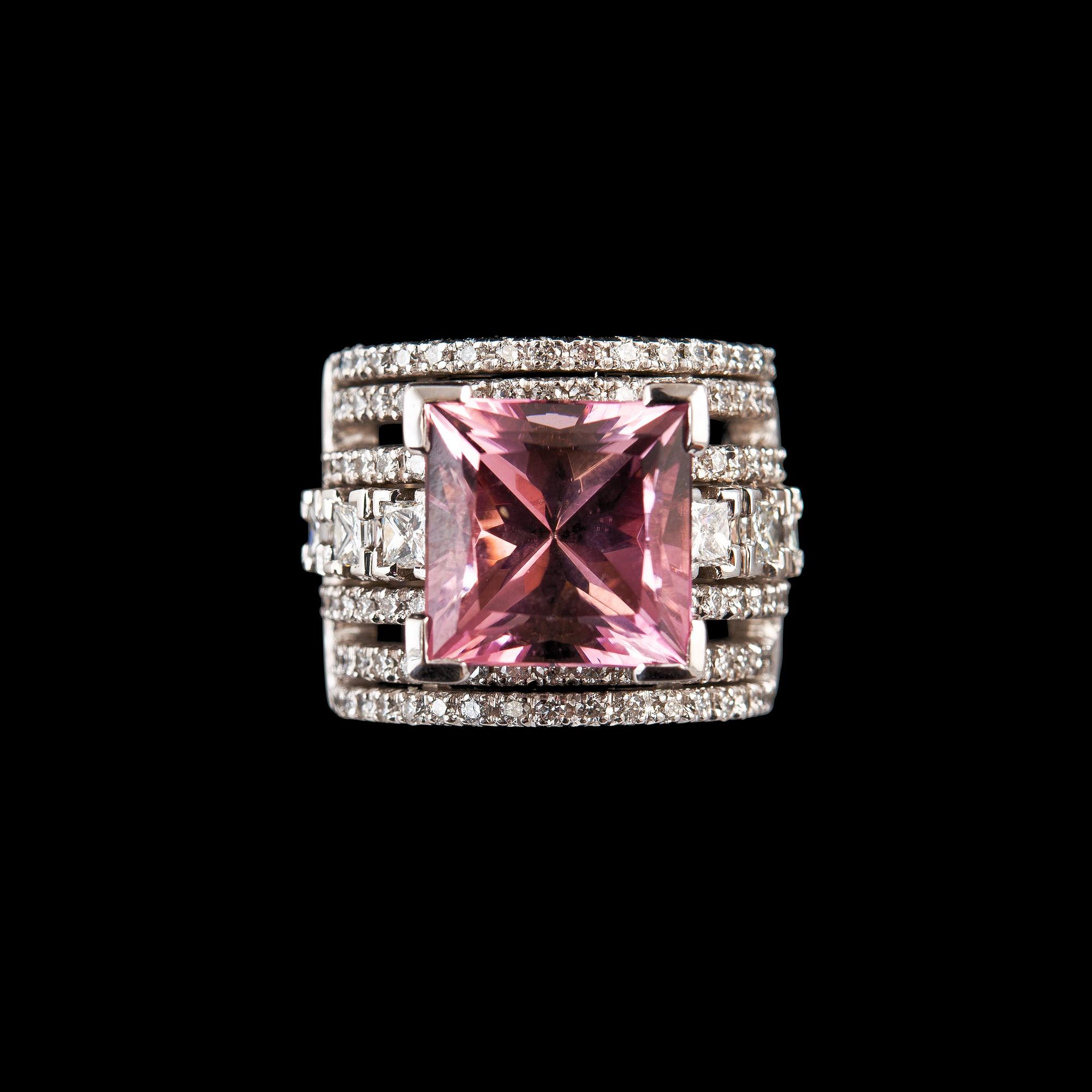 SORMUS, 18K valkokultaa, turmaliini n. 11.50 ct princess- ja briljanttihiottuja timantteja n. 2.20 ct. Paino 29 g.
