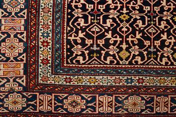 Matta, antik/semiantik Shirvan sannolikt, ca 178-180 x 125-129,5 cm (kortsidorna inklusive 2-2,5 cm "slätväv"),