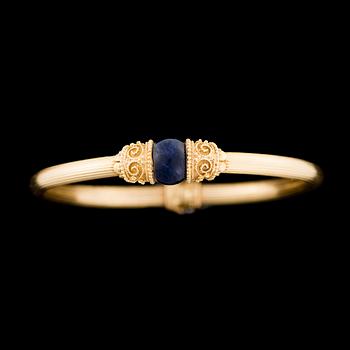 ARMRING, 18K guld, lapis lazuli. Ilias Lalaounis, Grekland.