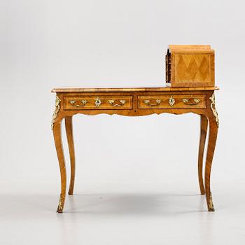 DAMSKRIVBORD, Rokokostil, 1900-talets början.