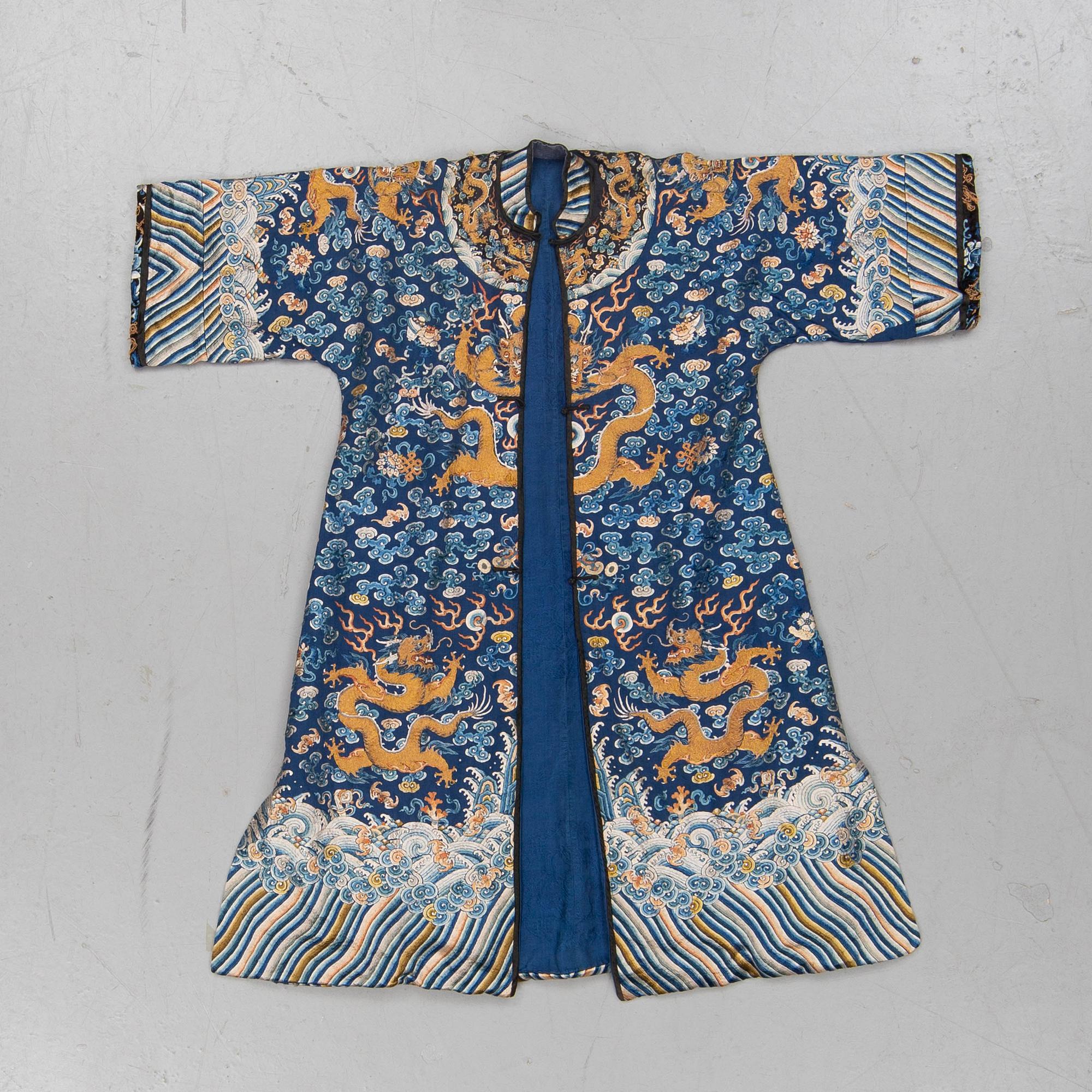 A Chinese robe, embroidered silk. Late Qing dynasty (1644–1911).
