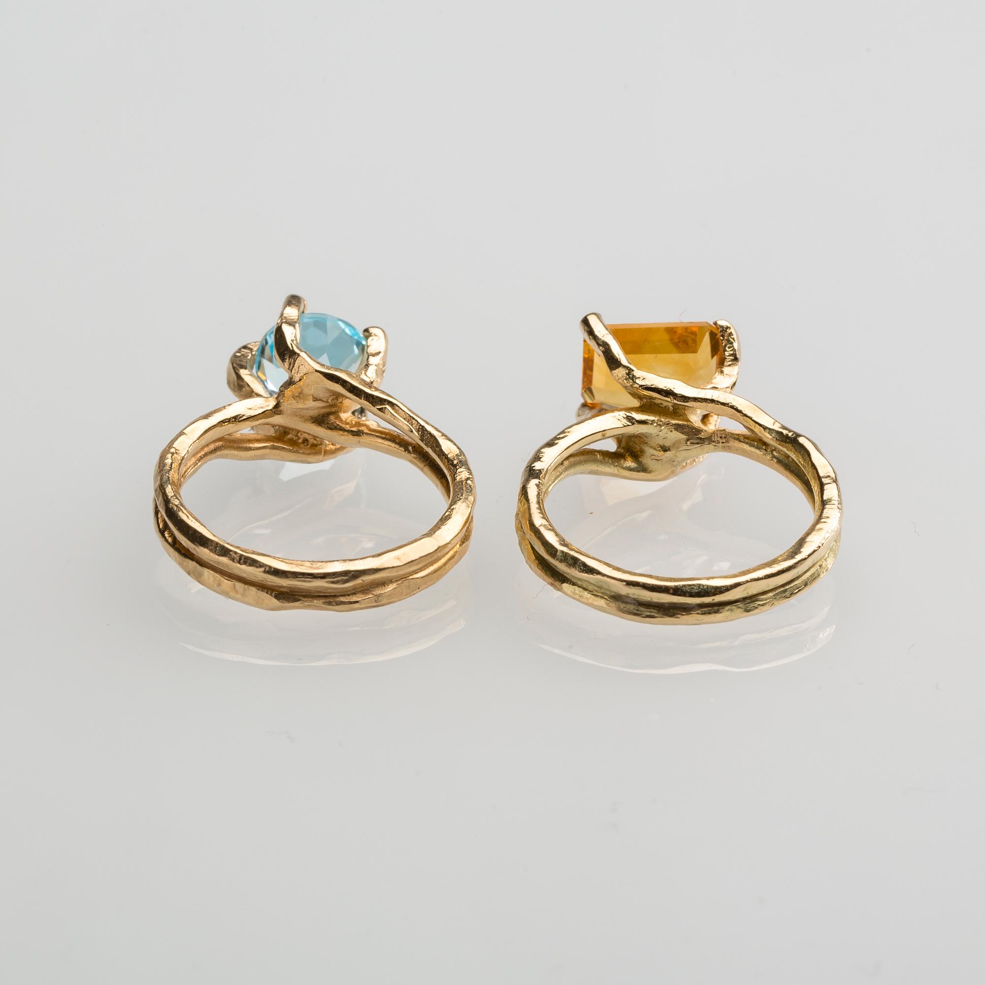 RINGAR, 2 st, 18 k guld, topas ca 2.00 ct samt citrin ca 2.50 ct. Totalvikt ca 12 g.