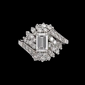 1038. An emerald cut diamond ring, app. 1 ct, smaller brilliant cut diamonds, tot. app. 1 ct.