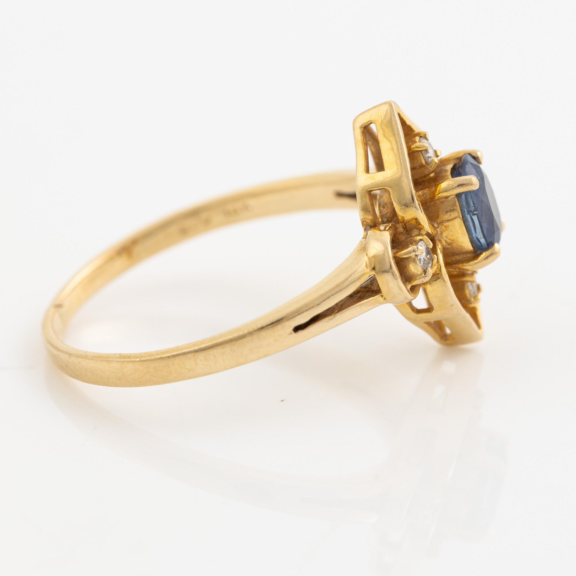 Ring, 14K gold with sapphire and brilliant-cut diamonds.