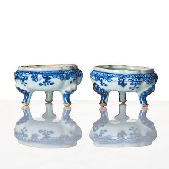 A pair of blue and white salts. Qing dynasty, 18th century.