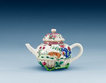 1593. A famille rose teapot with cover, Qing dynasty, Yongzheng (1723-35).