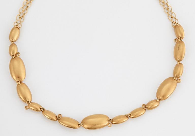 Collier Stern "Justine" 18K guld med cabochonslipad bergkristall och runda briljantslipade diamanter.