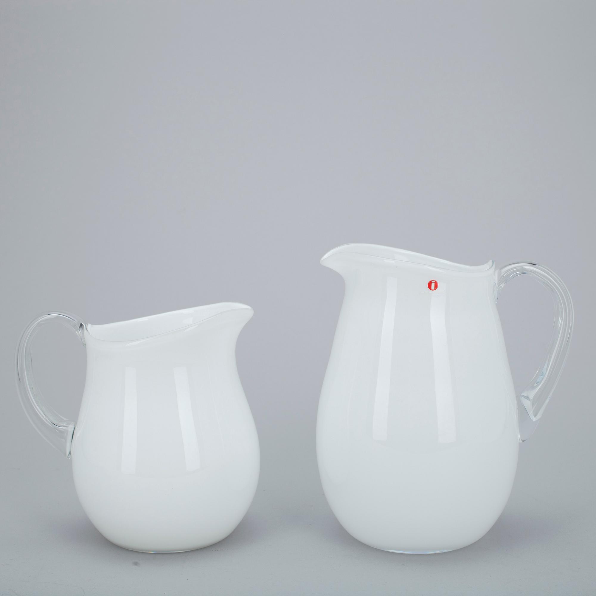 KANNUJA 2 kpl, KULHOJA, 6 kpl, LASEJA 7+1 kpl, valkoista ja kirkasta lasia, Maire Gullichsen Iittala 1900-l loppupuoli.