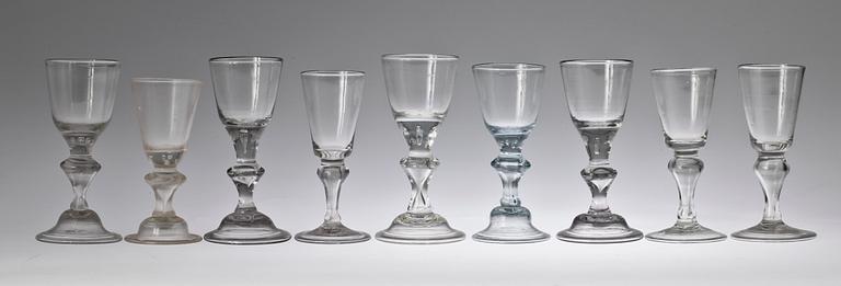 VINGLAS, 9 st snarlika, 1700-talets andra hälft.