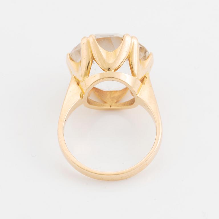 Ring, Sten Gramen, 18K guld och rund fasettslipad bergkristall.