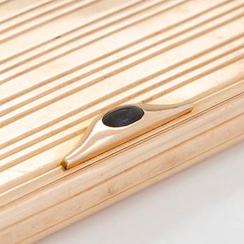 A cigarette case, 18K gold with a synthetic cabochon-cut sapphire. Import marked Wilhelm Pettersson, Turku 1961.