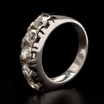 RING, vitguld 14K, 5 briljantslipade diamanter tot. 2,09 ct. Vikt 6,9 g.
