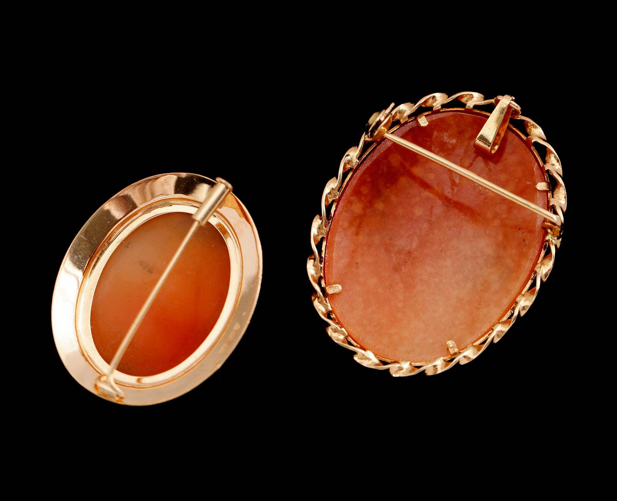 BROSCHER, 2 st, kameér, ramar av 18 k guld, 1900-talets första hälft.