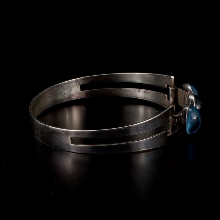 ARMBAND, silver. 3 månstenar. Turun Hopea 1961. Vikt 17 g.