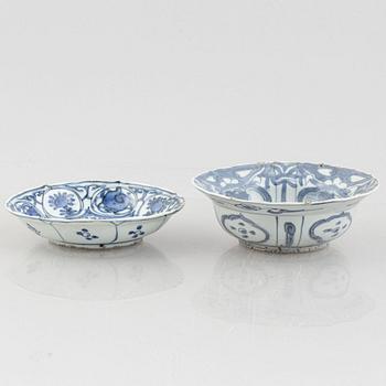 A blue and white porcelain bowl and a dish, Ming dynasty, Wanli (1572-1620).