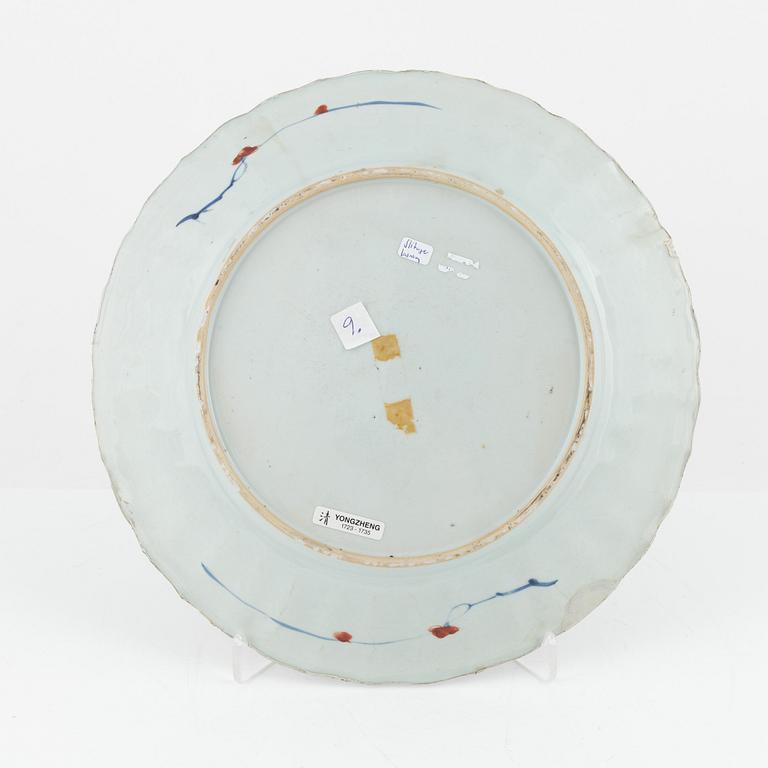 An Imari porcelain dish, China, Qing dynasty, Kangxi (1662-7122).