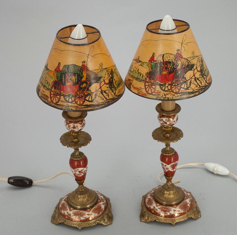 SKRIVBORDSGARNITYR,  4 delar,  målat porslin samt mässing, 1800-talets slut.