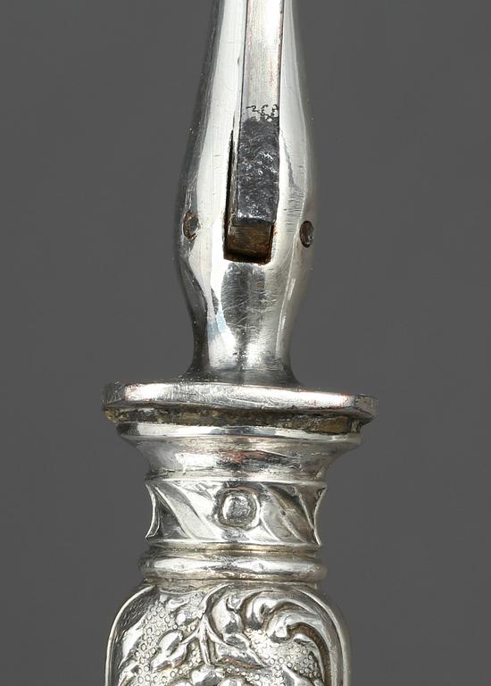 SKINKBESTICK, 2 delar, silver, rokokostil, Henri Gabert, Paris, Frankrike, 1800-talets andra hälft. Tot ca 229 g.