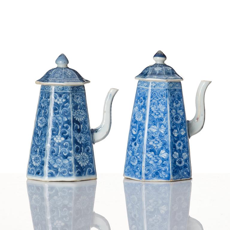 A pair of blue and white miniature porcelain pots with covers, Qing dynasty, Kangxi (1662-1722).