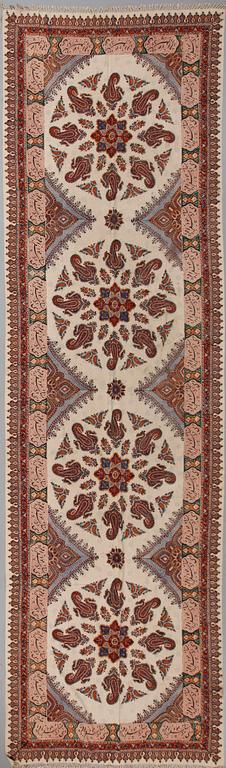 TEXTIL, troligen Isfahan, 1900-talets andra hälft. Ca 400 x 120 cm.