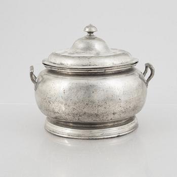 A pewter dish with cover, 19th century.
