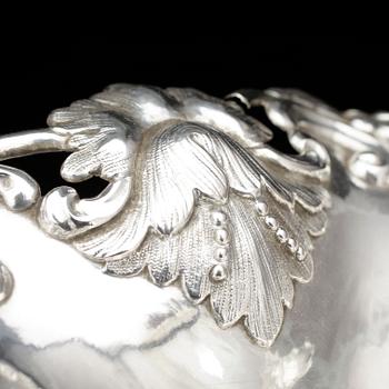 KAKFAT på FOT, silver, Otto Wilhelm Kjellberg, Västerås 1880. Vikt ca 217 gram.