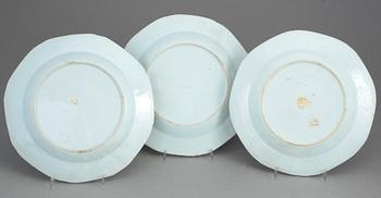 TALLRIKAR, 3 st, porslin, Kina, Qingdynastin, 1700-tal.