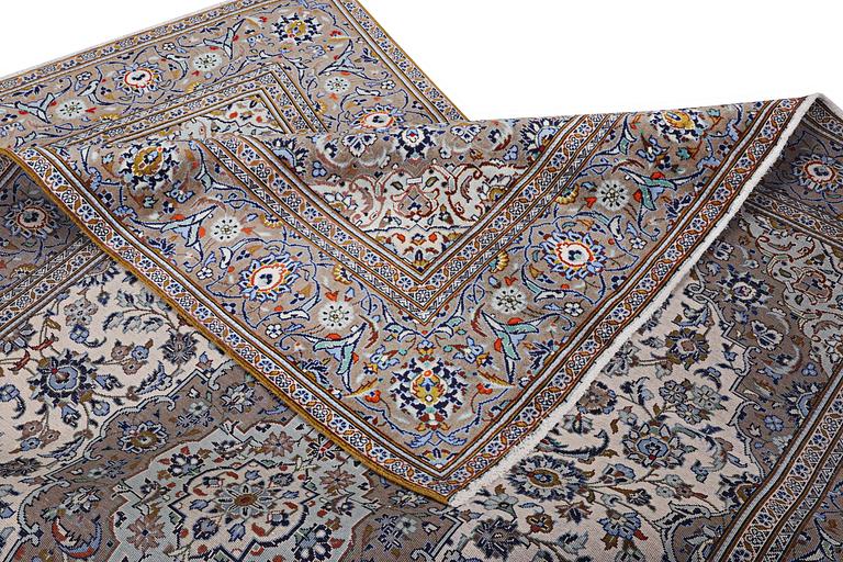 A Kashan carpet, c. 294 x 189 cm.