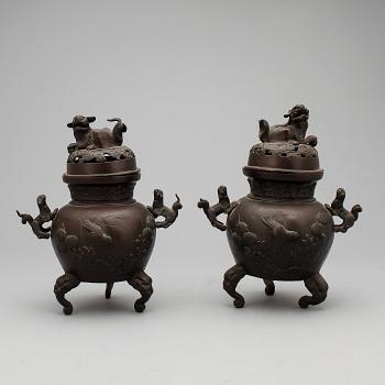 RÖKELSEKAR, ett par, brons, Japan, tidigt 1900-tal.