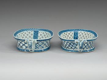 GALLERSKÅLAR, ett par, kompaniporslin. Qing dynastin, Qianlong (1736-95).