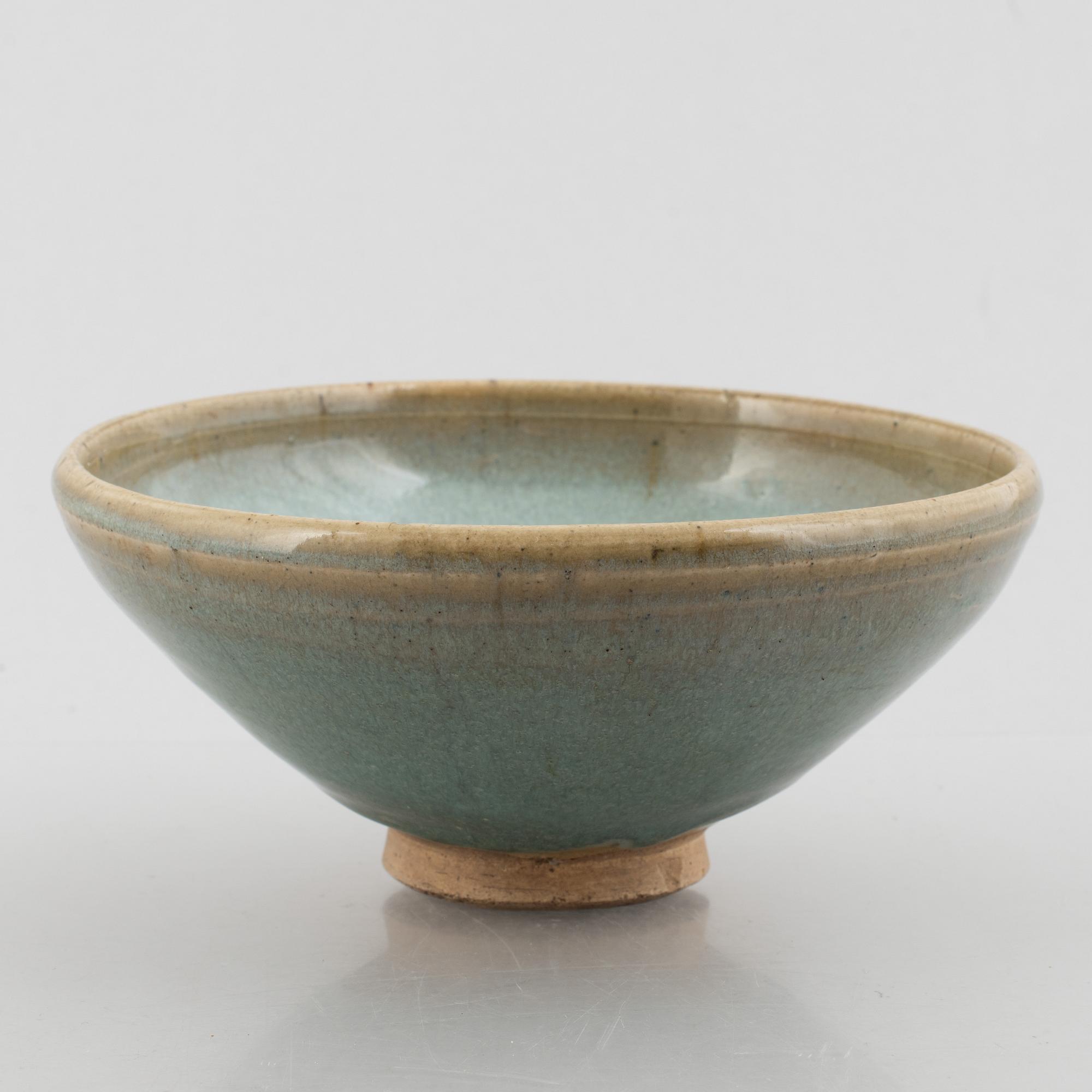 A Junyao glazed bowl. Yuan / Ming dynasty.