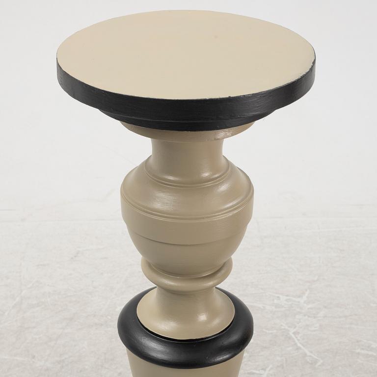 A pair of wooden piedestals, 20th Century.