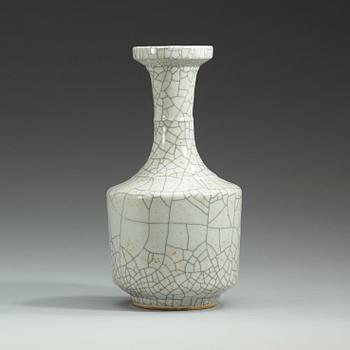 A ge-glazed vase, late Qing dynasty (1644-1912).