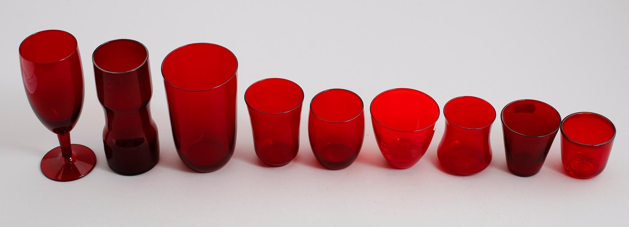 GLASSERVIS, 47 delar, rött glas, Monica Bratt, Reijmyre.