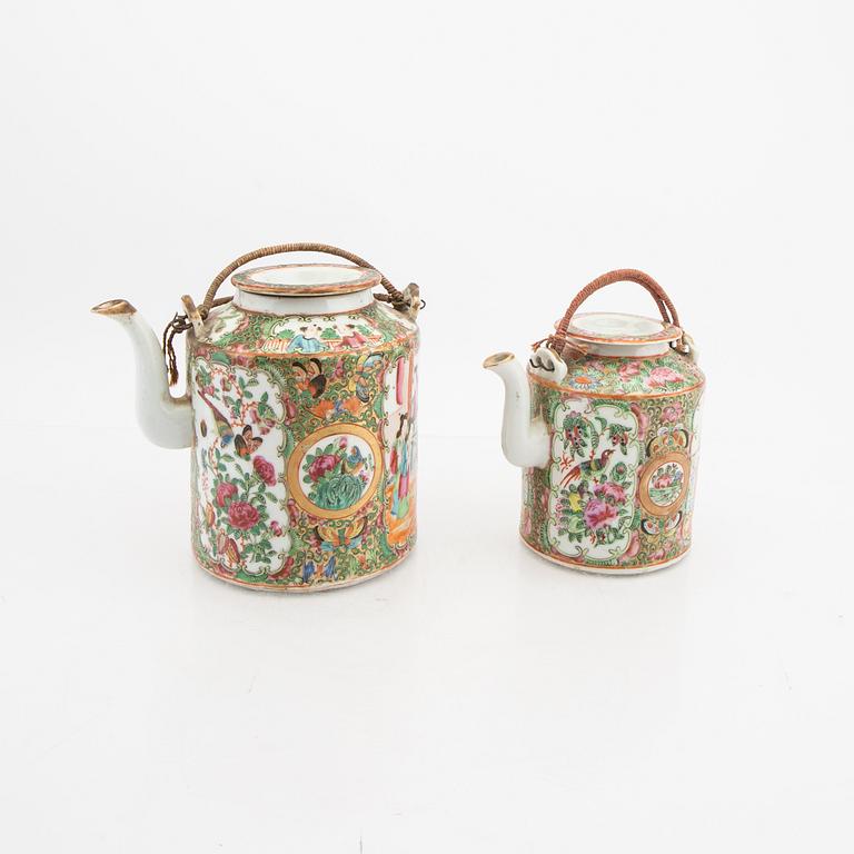 A set of two teapots and one serving dish Kanton China alter part of the 19th century.