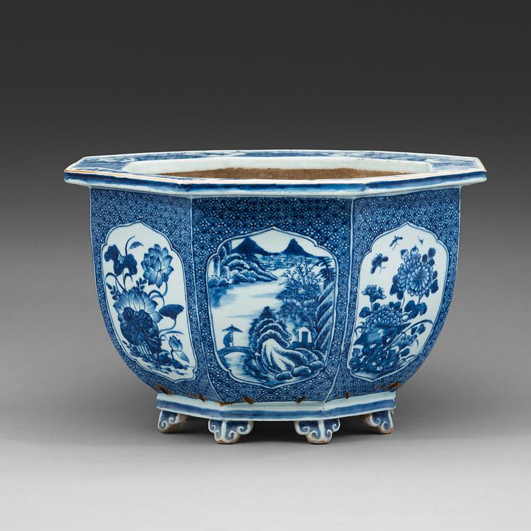 A blue and white flower pot, Qing dynasty, 18th Century.