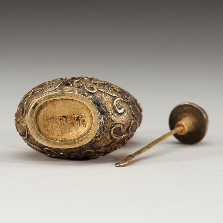 SNUSFLASKA, försilvrad kopparlegering. Sen Qing dynastin (1644-1912), med Qianlong fyra karaktärers märke.