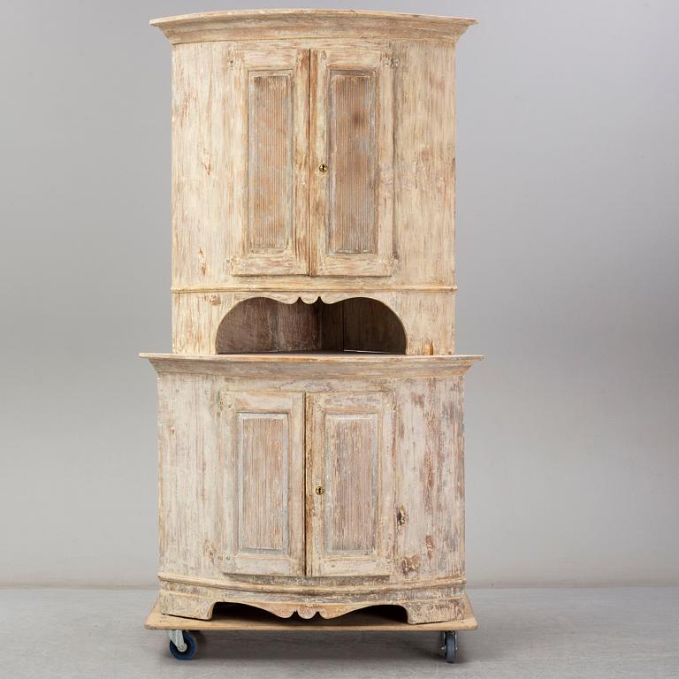 A late Gustavian corner cabinet from around year 1800.