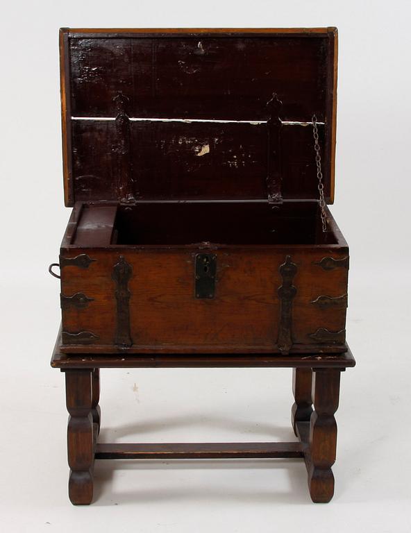 KISTA PÅ BENSTÄLLNING, delvis 1700/1800-tal.