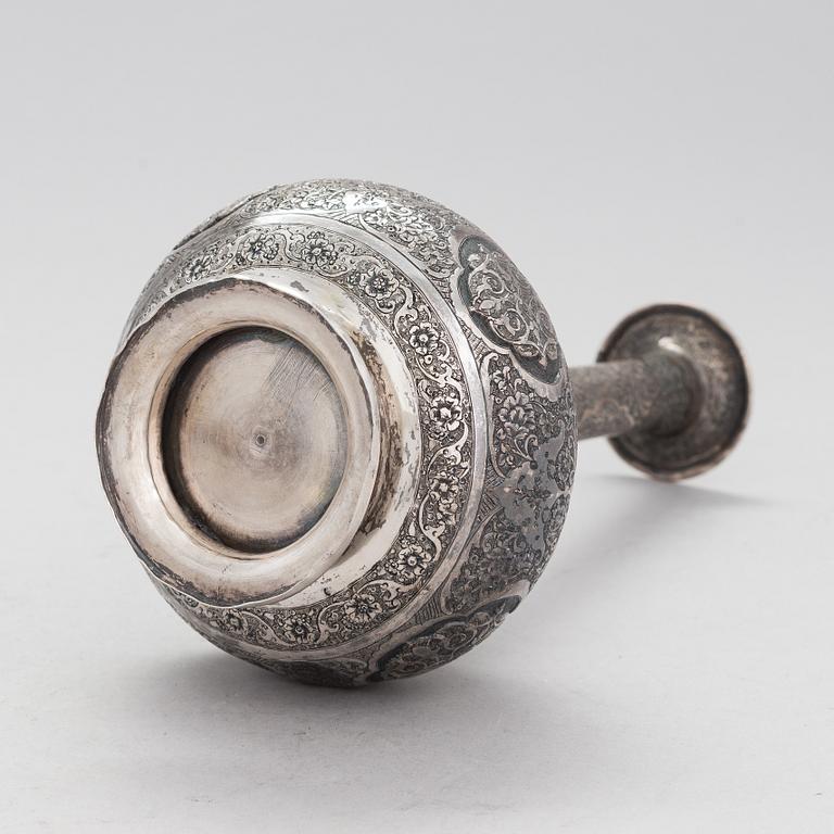 Karahvi ja jalallisia pikareita, 6 kpl, itämaista hopeaa, 1900-luvun alkupuoli.