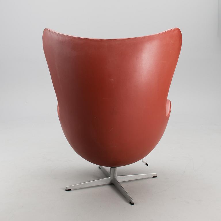 An 'Egg chair' and ottoman manufactured by Fritz Hansen, Denmark 1975.