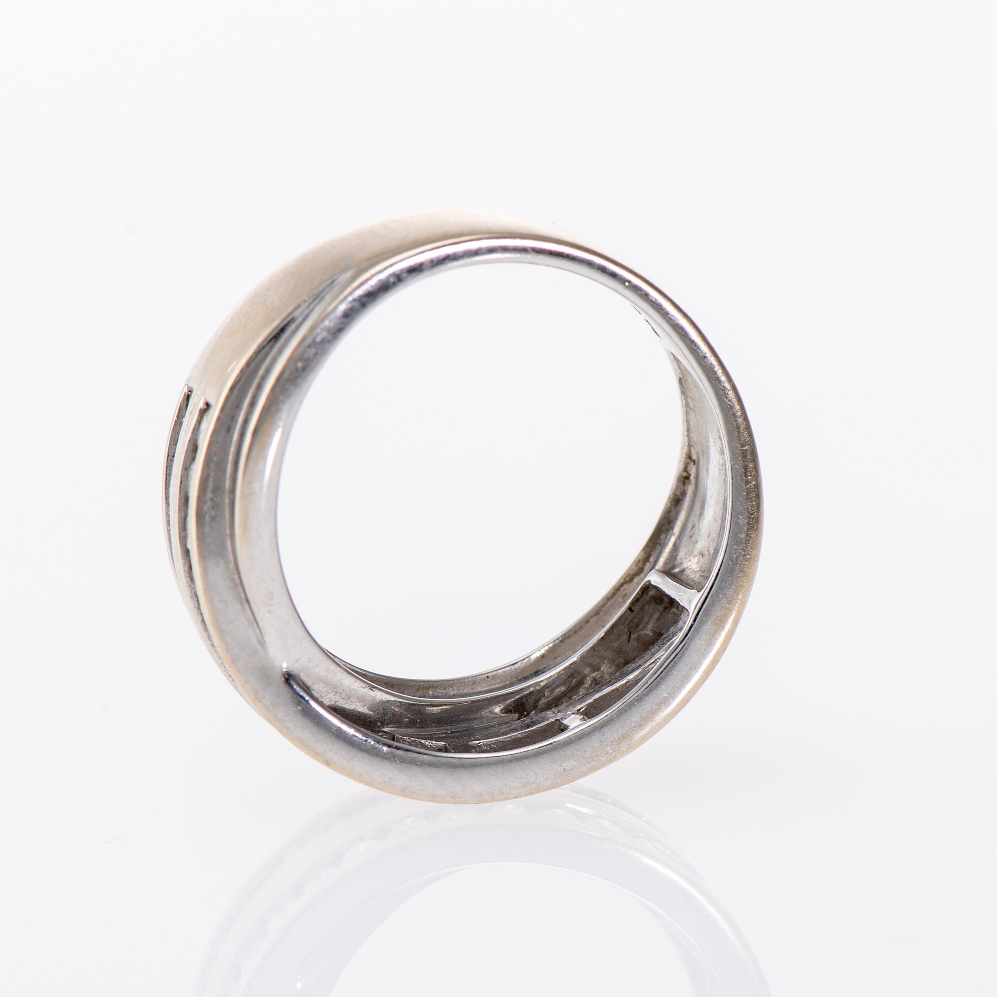 RING, 18K vitguld, briljant- och baguetteslipade diamanter tot. 0,75 ct. Sammanlagd vikt 7,0 g.