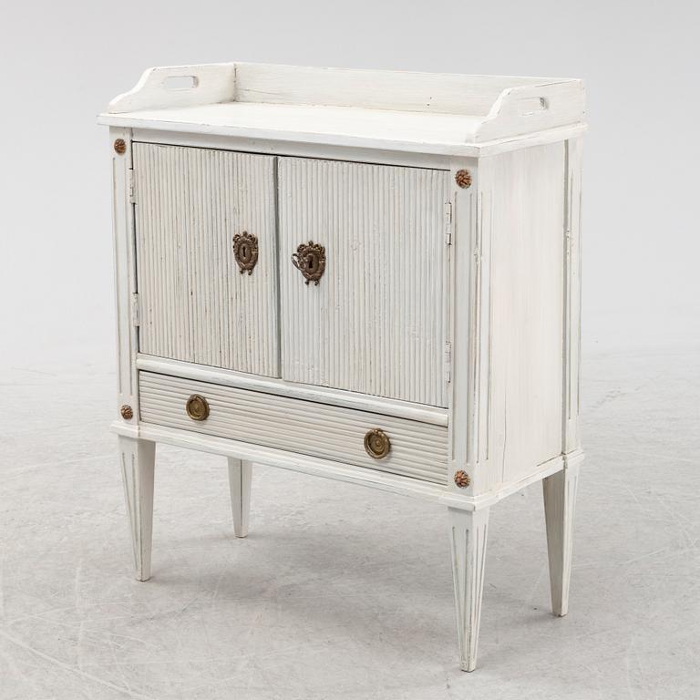 Pottskåp, gustaviansk stil, 1800-tal.