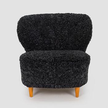 A mid-20th century armchair.