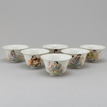 SIX CHINESE PORCELAIN BOWLS. 19th/20th century.