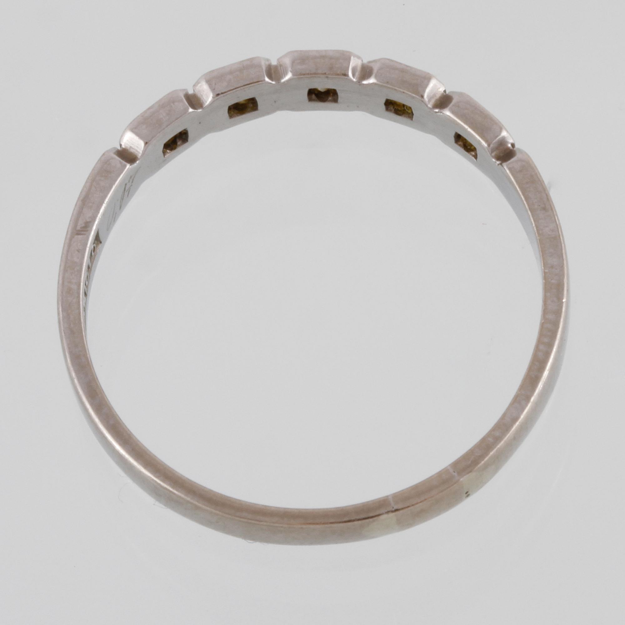 RING, 18K guld med 5 briljantslipade diamanter 0.07 ct,  Juvel-Magnus, Göteborg, 1977. Vikt 3,2 gram.