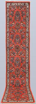 A Sarouk runner, approx. 440 x 81 cm.