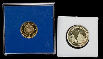 JUBILEUMSMYNT 1000 resp 1500 KR, 2 st, guld, "Gustav III 1792-1992" resp "Lokalmynt för Lycksele 1980", totalv 16,8 gr.