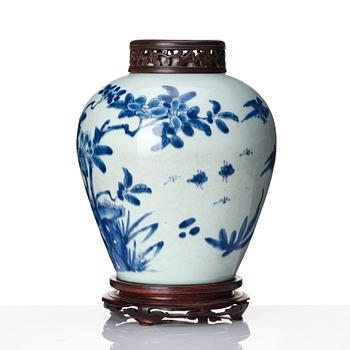 A blue and white Transitional jar, 17th Century.