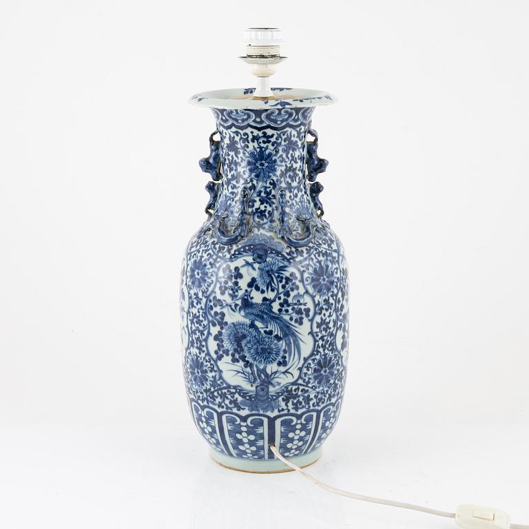 A blue and white porcelain vase/table lamp, China, around 1900.